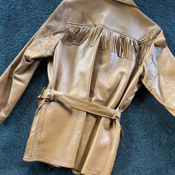 Absolutely gorgeous vintage leather fringe jacket. - Picture 4 of 4